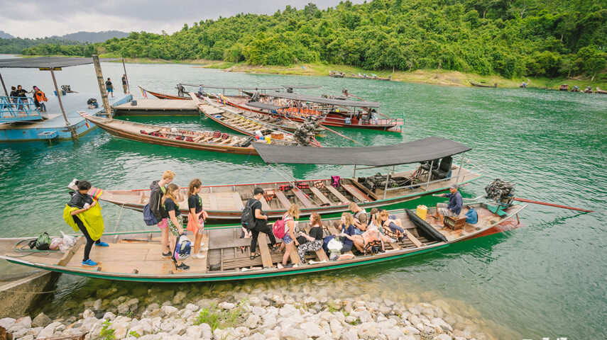 เรือนำเที่ยวเขื่อนเชี่ยวหลาน บริการโดย เชี่ยยวหลานแฮปปี้ทัวร์ เรือนำเที่ยวเขื่อนเชี่ยวหลาน บริการโดย เชี่ยยวหลานแฮปปี้ทัวร์