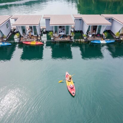 ที่พักเขื่อนเชี่ยวหลาน ทรงโมเดิร์นของเอกชน